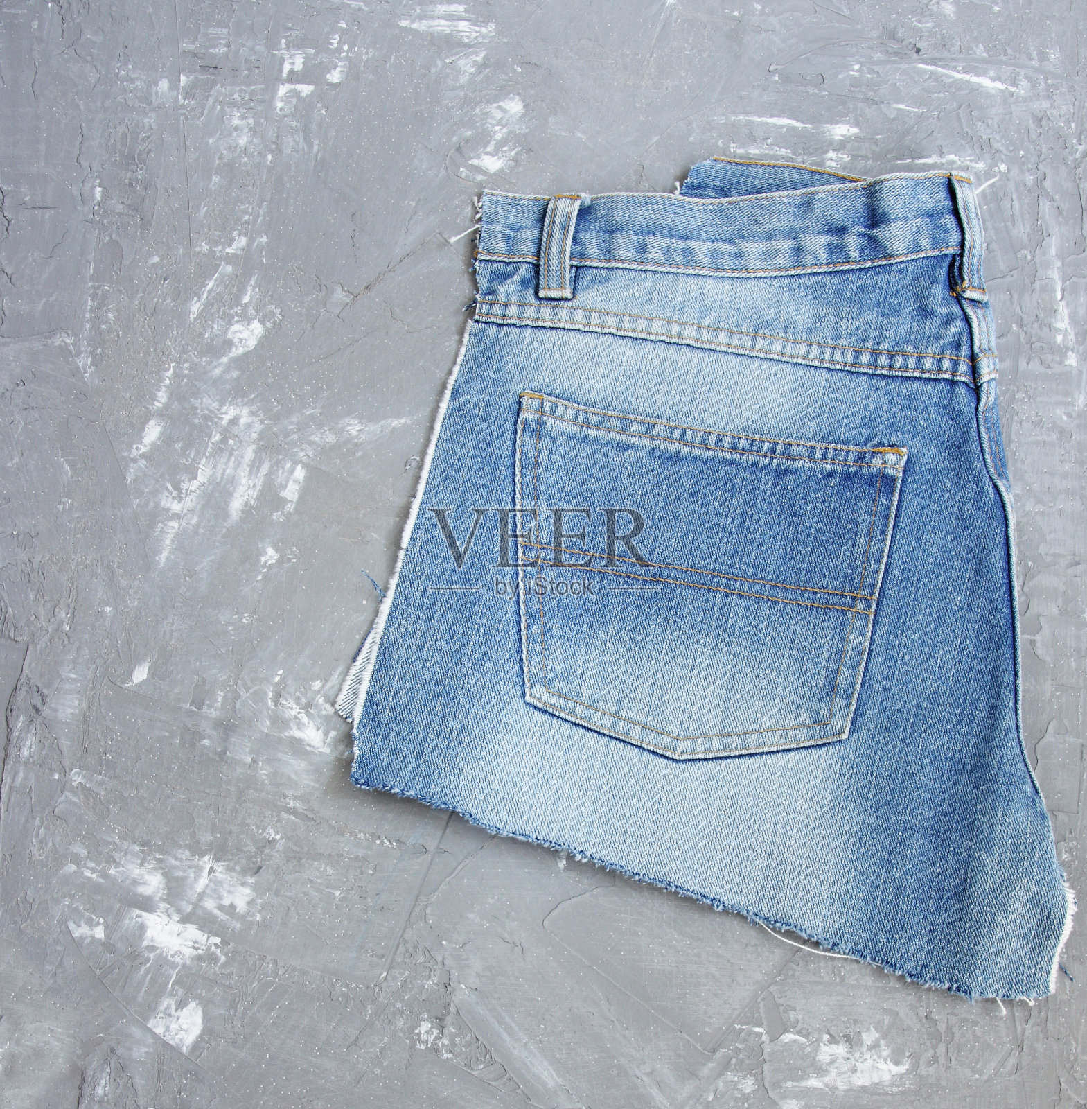 灰色背景的蓝色牛仔裤照片摄影图片