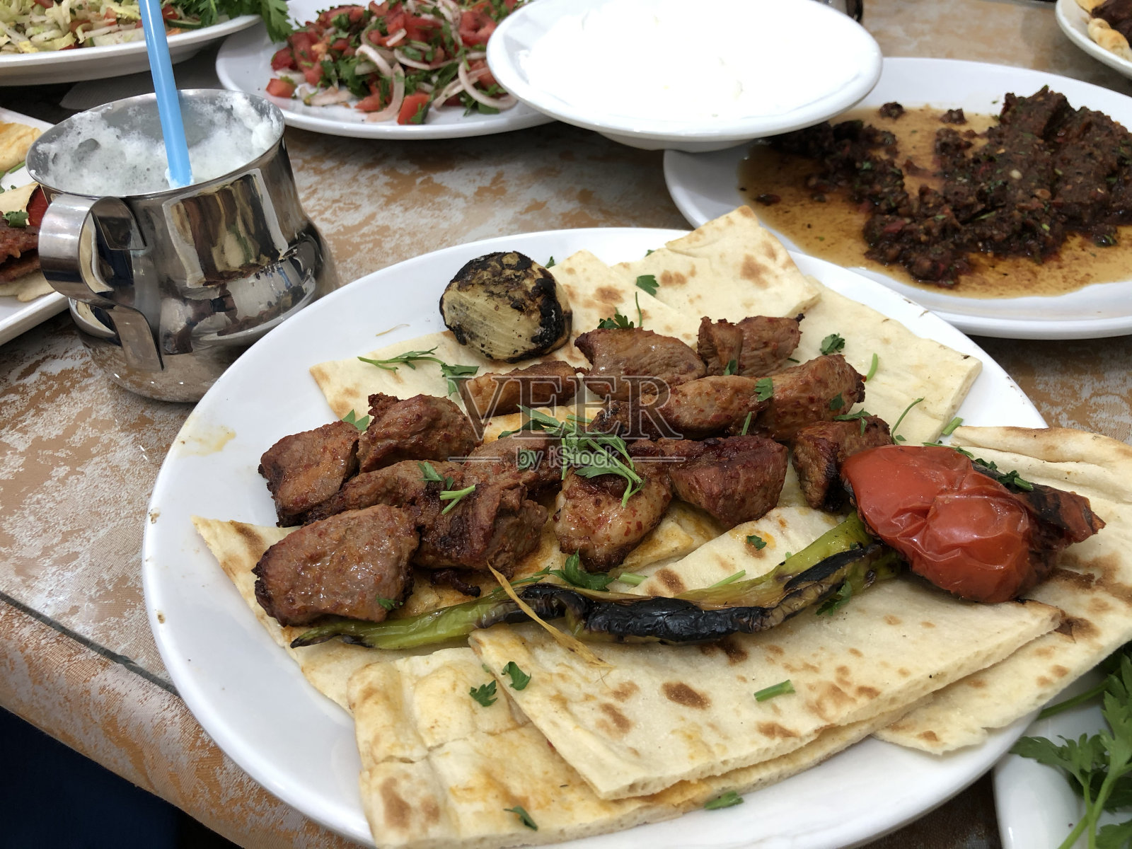 炸羊肉加皮塔饼照片摄影图片