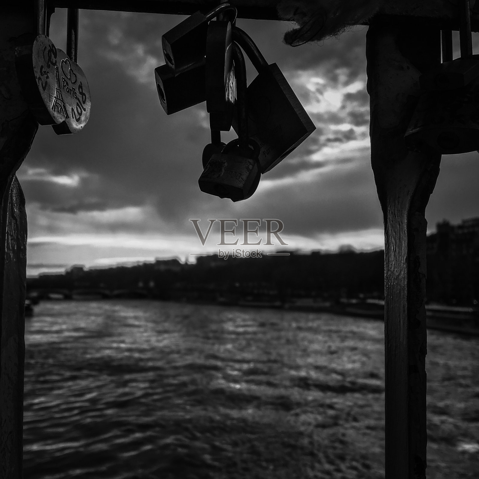 塞纳河上黑白的爱情照片摄影图片