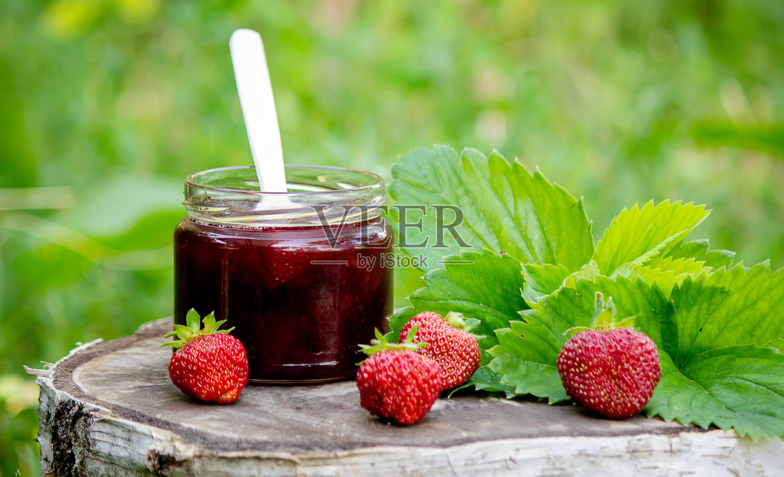 草莓果冻,果酱,木质背景,环保产品。照片摄影图片