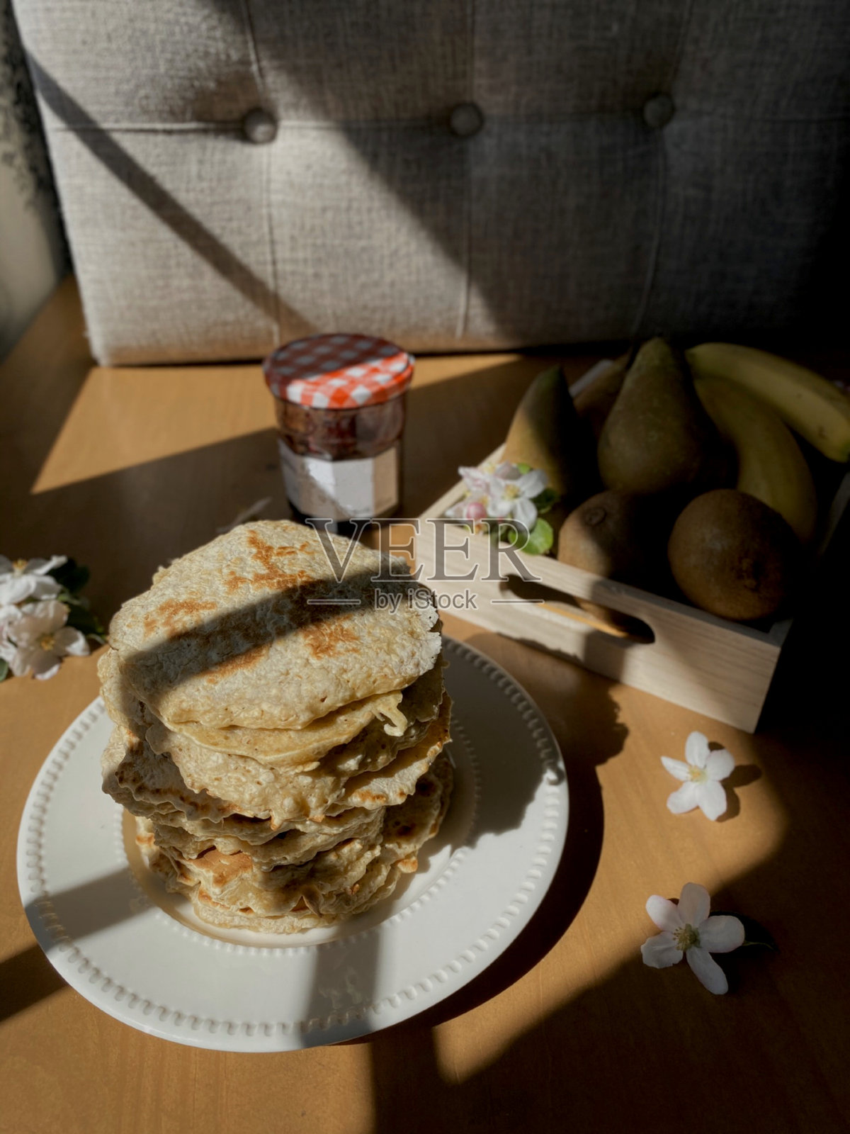 健康的燕麦煎饼和水果照片摄影图片
