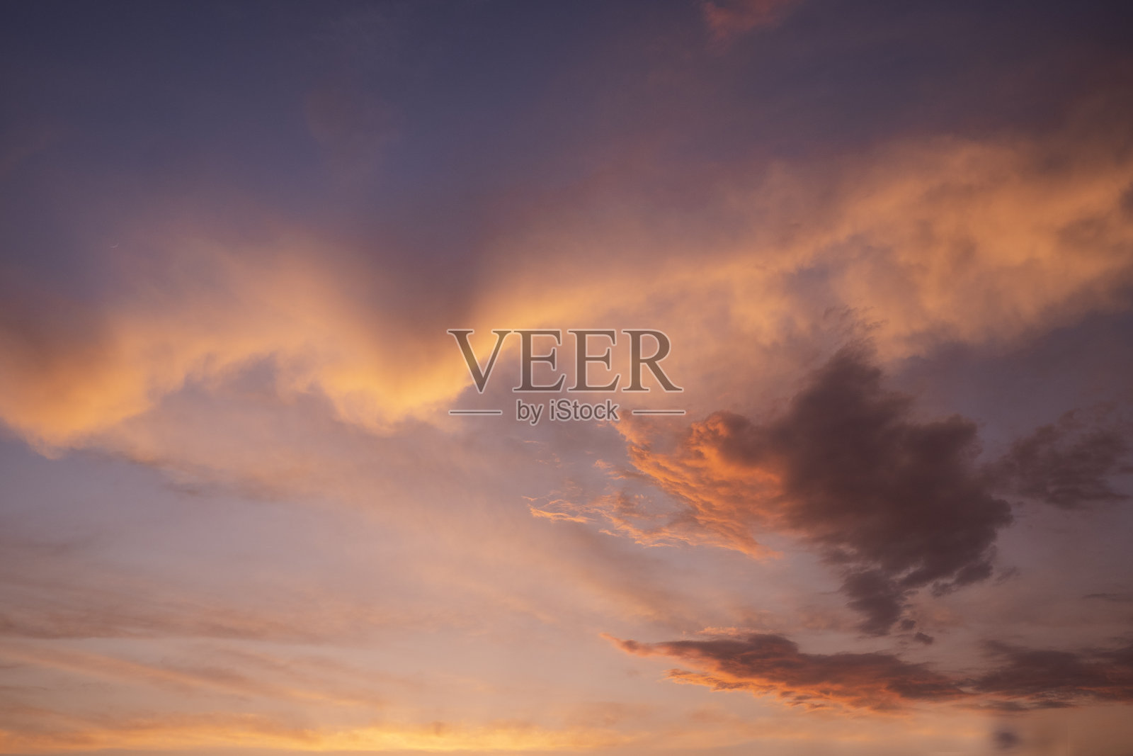 令人惊叹的日落前的天空五颜六色的云照片摄影图片