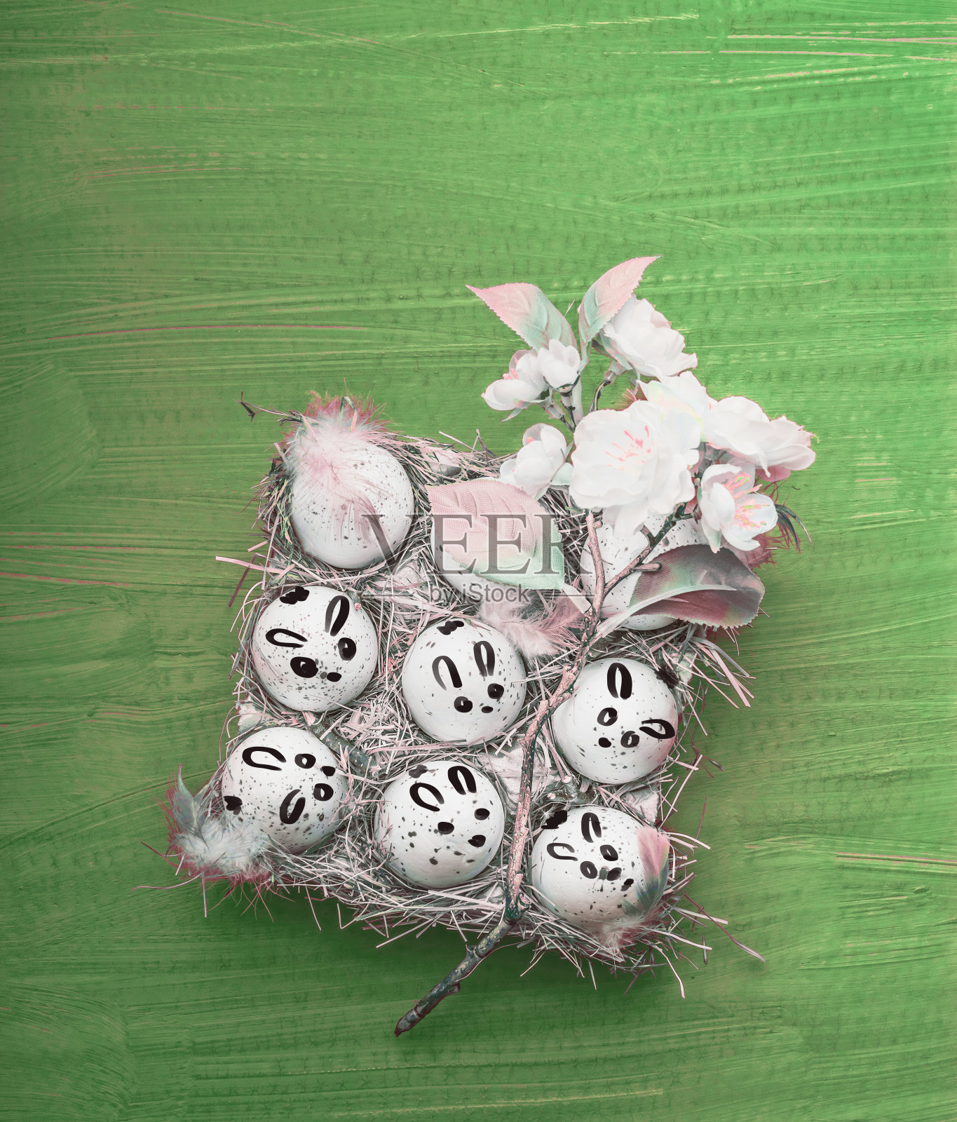 复活节彩蛋与彩绘兔子在绿色的背景插画图片素材