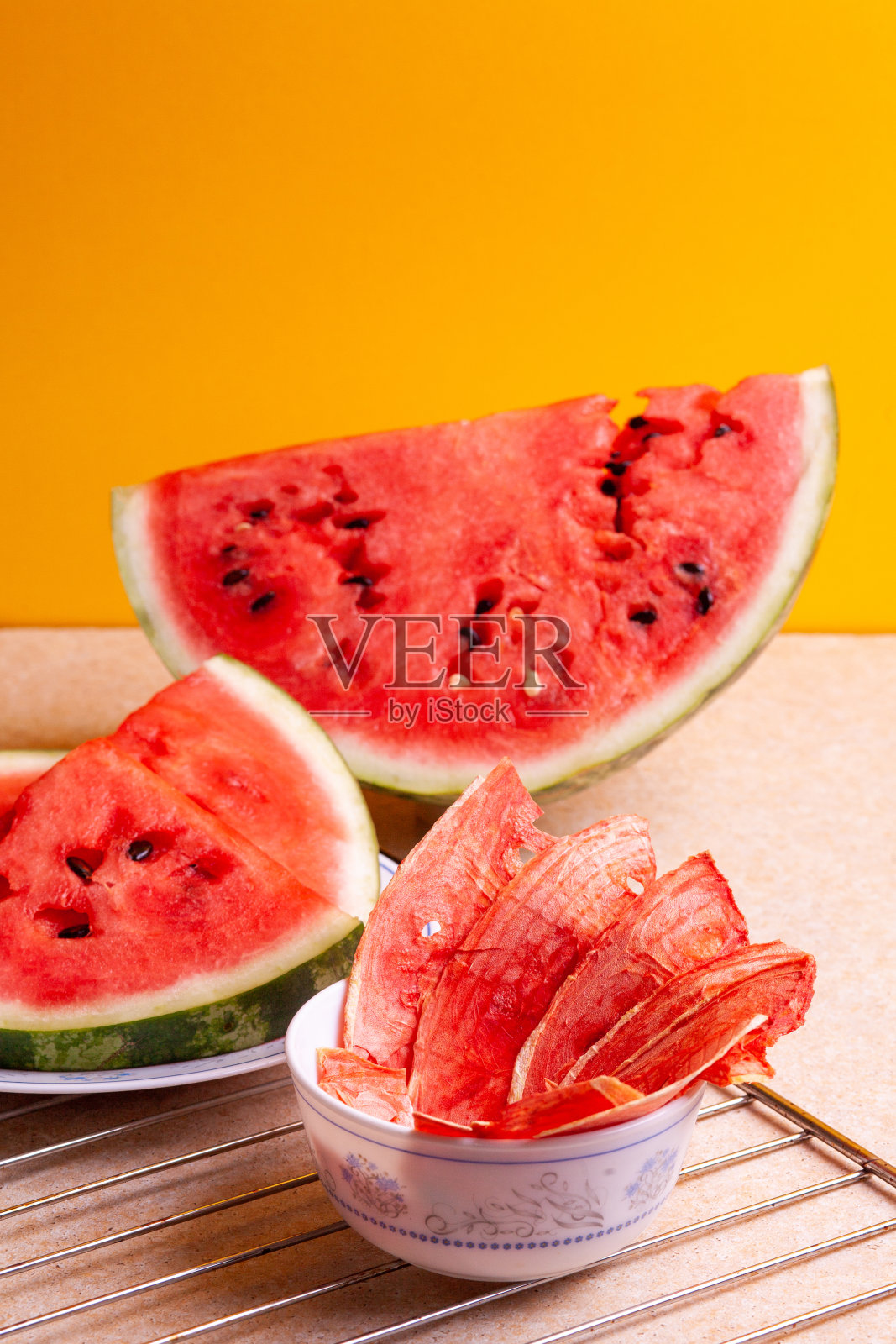 冬季用品:鲜西瓜片,黄色背景照片摄影图片