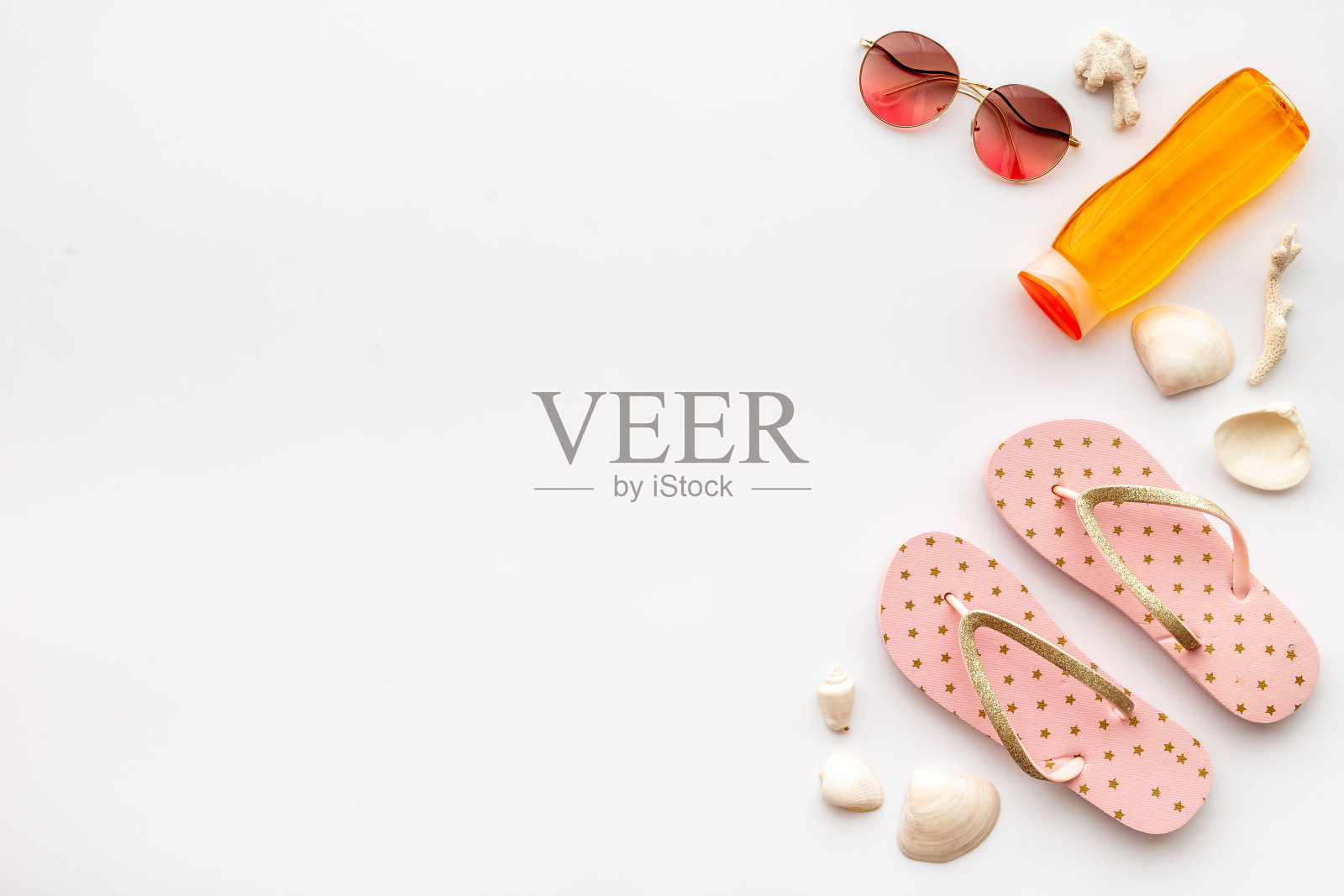 沙滩配件的布局与太阳化妆品,太阳镜和人字拖照片摄影图片