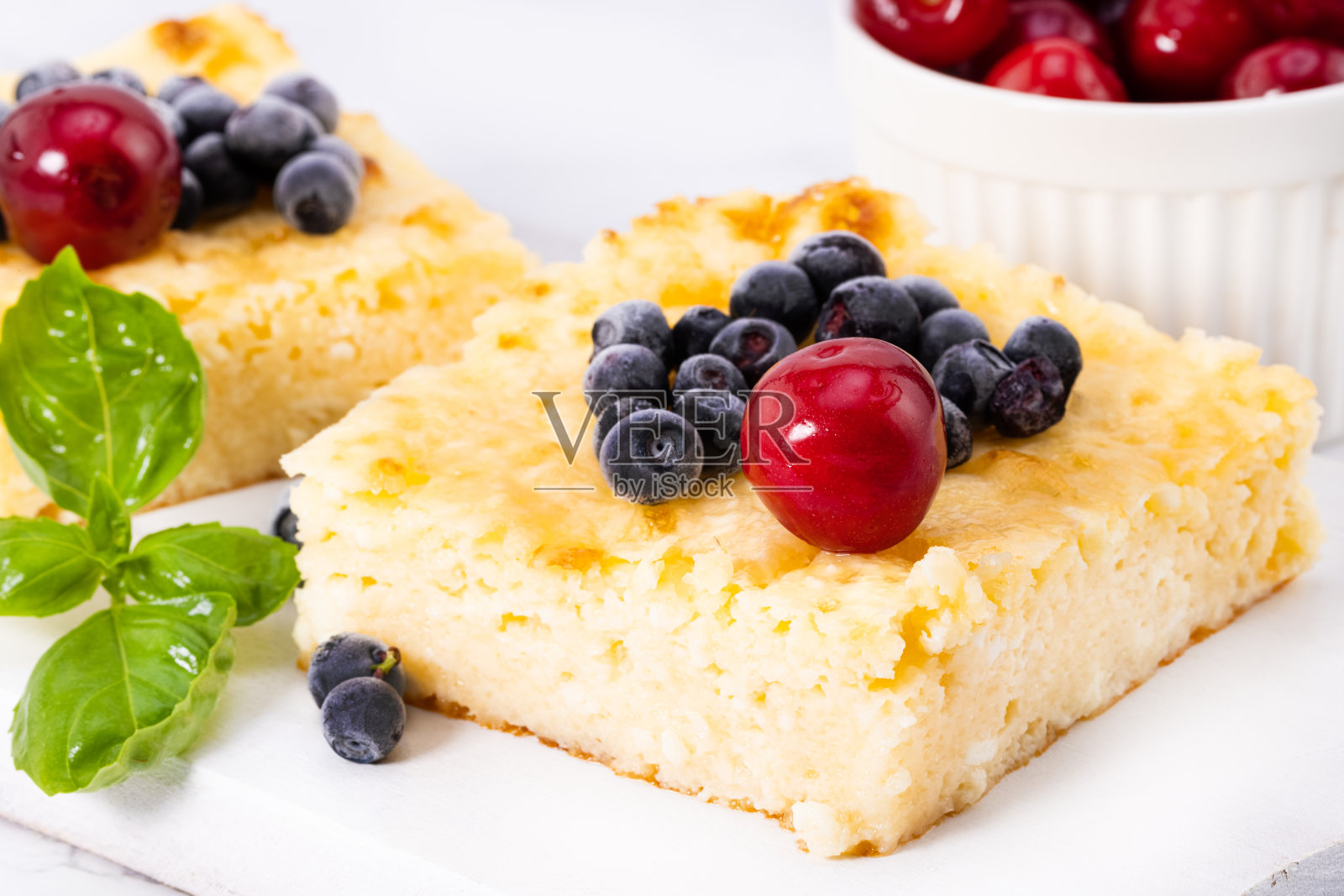 白软干酪砂锅配浆果。С黑绿豆馅饼照片摄影图片