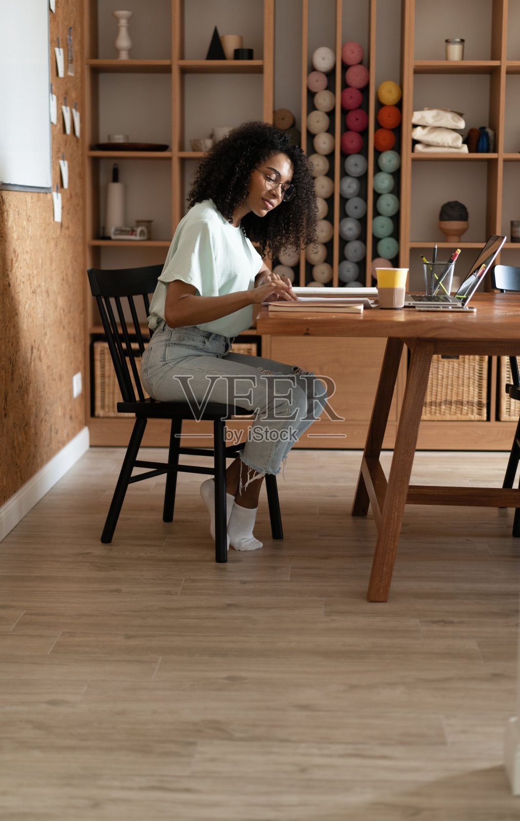 年轻富有创造力的千禧一代非洲裔美国女设计师在办公室工作。照片摄影图片