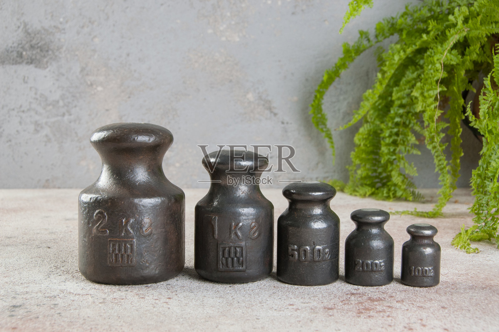 五个古董铁砝码照片摄影图片