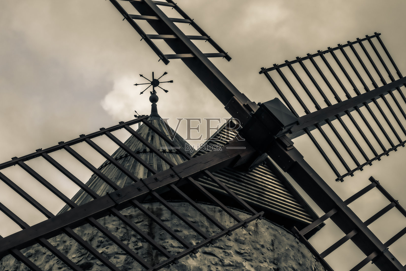 灰色天空下的法国磨坊照片摄影图片