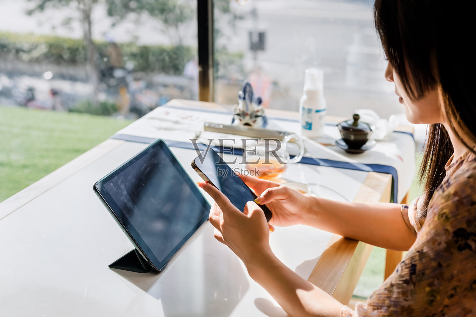 在桌子上使用手机的手的特写照片摄影图片