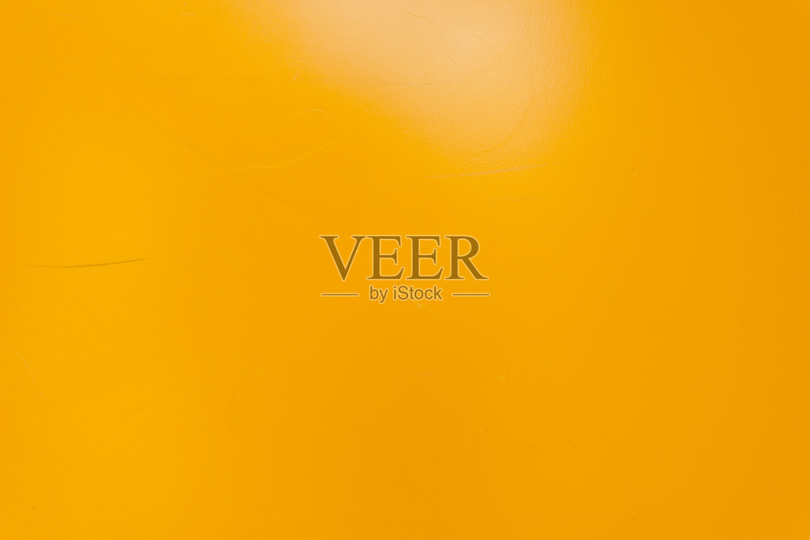 黄色金属质感的墙面。背景与小划痕。房子的墙被漆成了黄色照片摄影图片