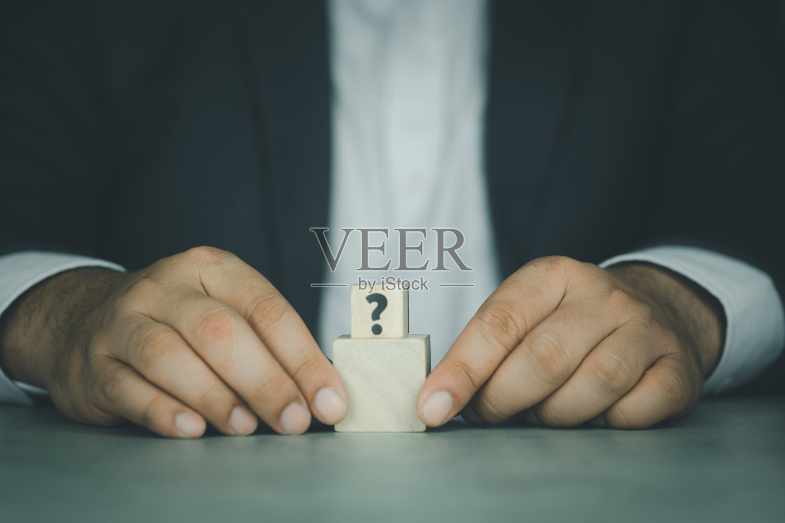 商人持木制立方体显示问号与复制空间照片摄影图片