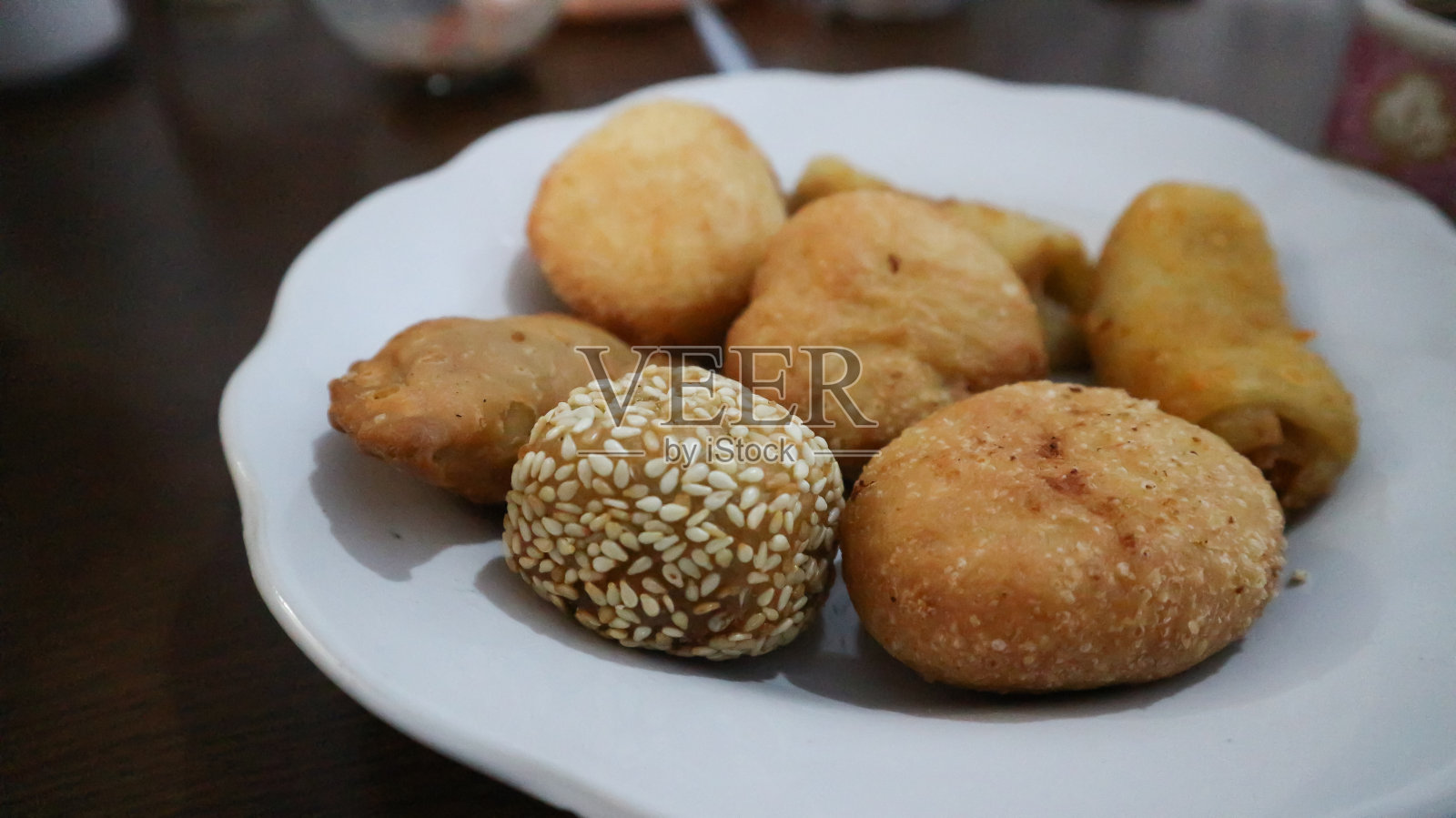 白色盘子上的蛋糕照片摄影图片