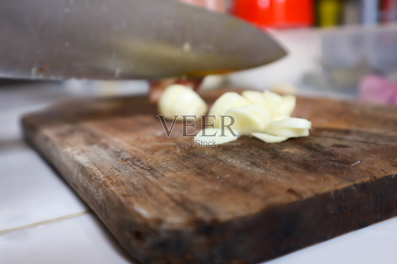 女人切大蒜照片摄影图片