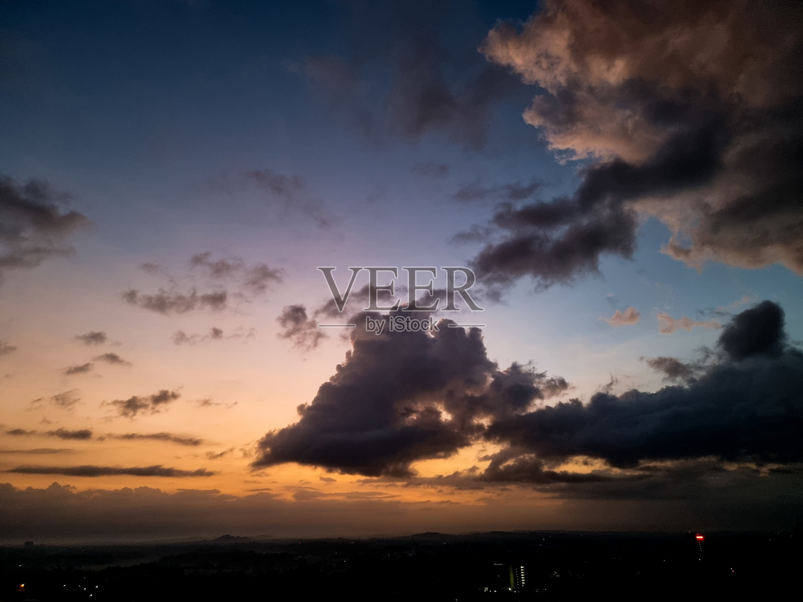 暮光中的乌云!照片摄影图片