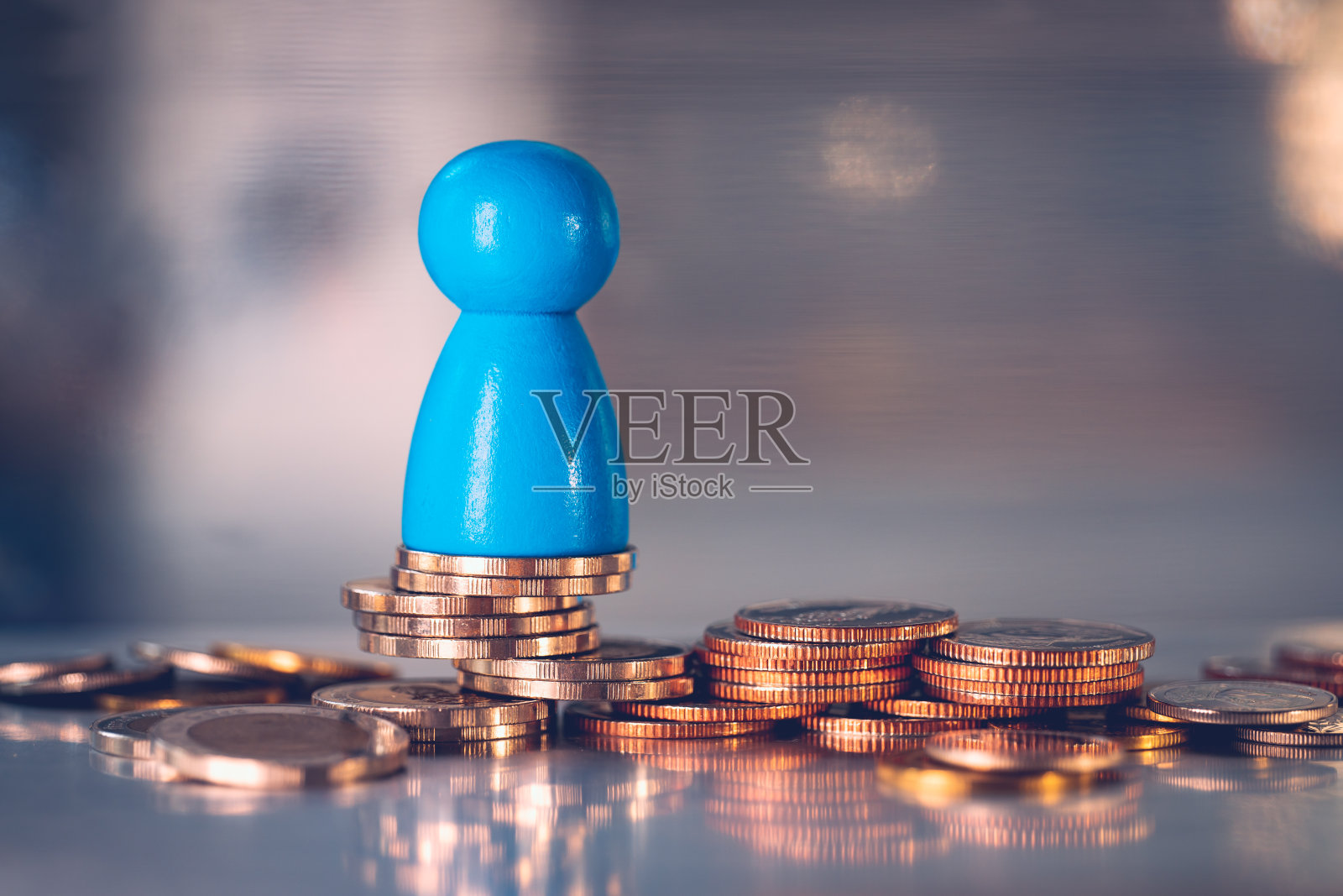 人们在堆硬币上塑造木块照片摄影图片