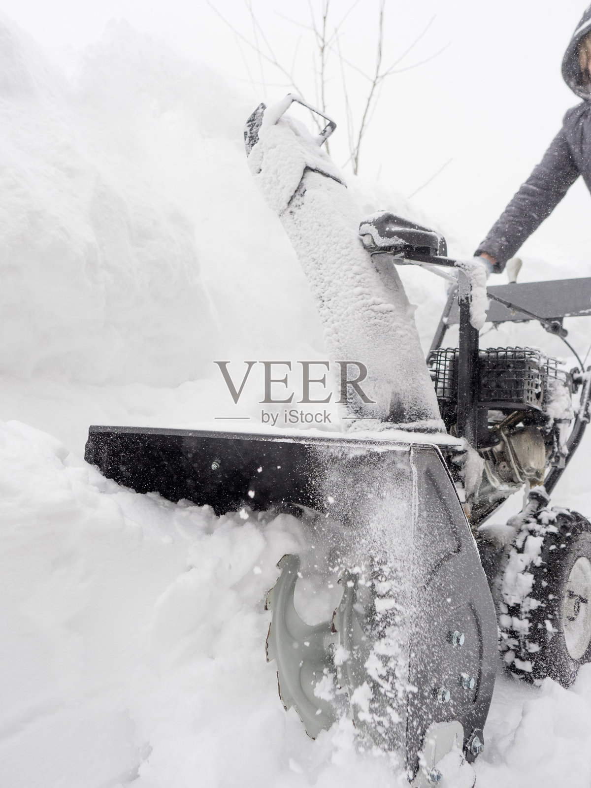 用吹雪机扫雪照片摄影图片