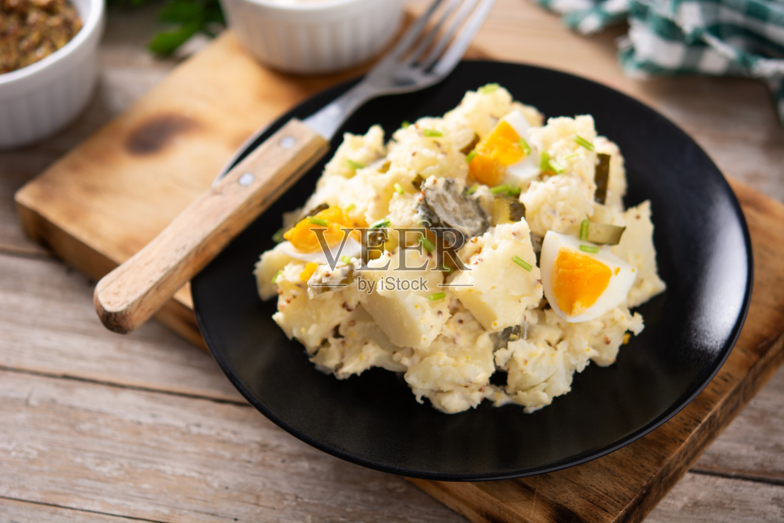 土豆沙拉配小黄瓜,鸡蛋和芥末照片摄影图片