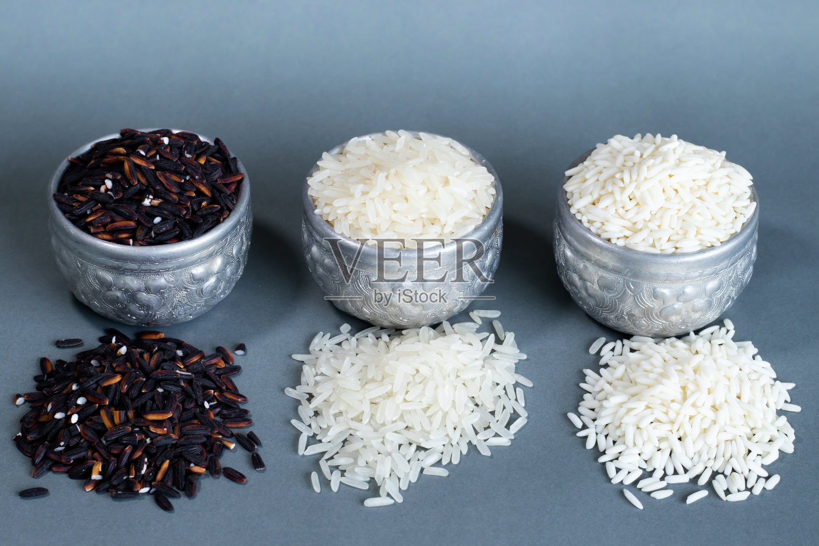 三种大米放在一个银容器里。照片摄影图片