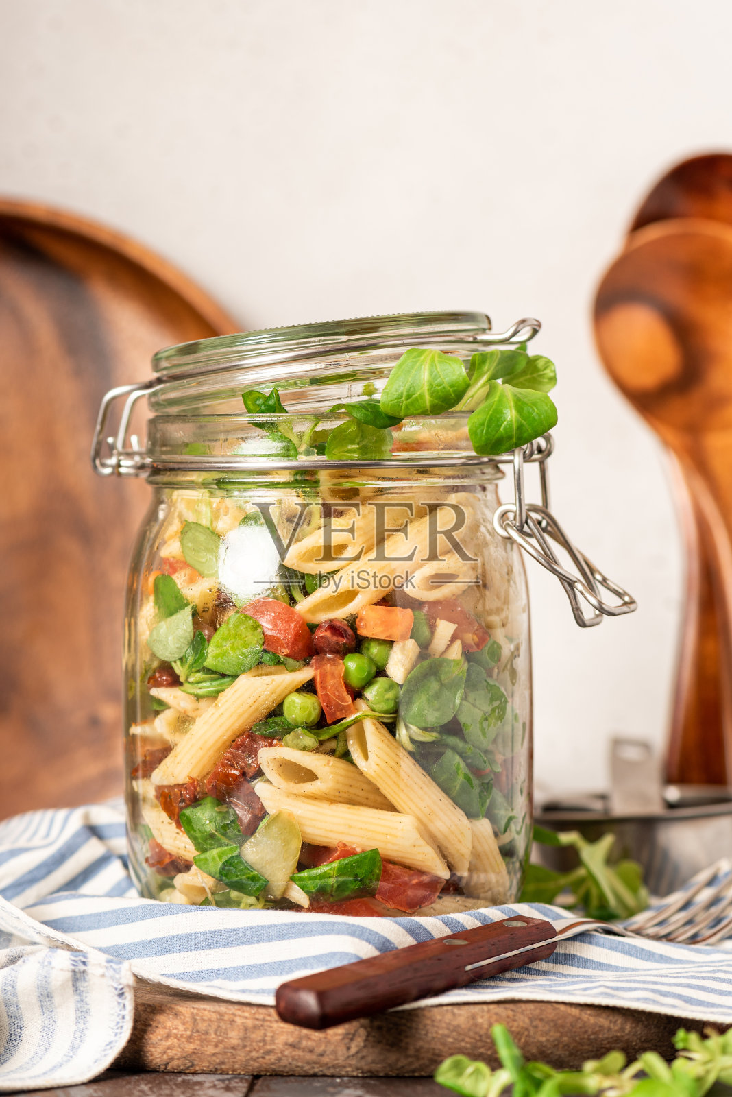 沙拉配各种蔬菜和意大利面照片摄影图片