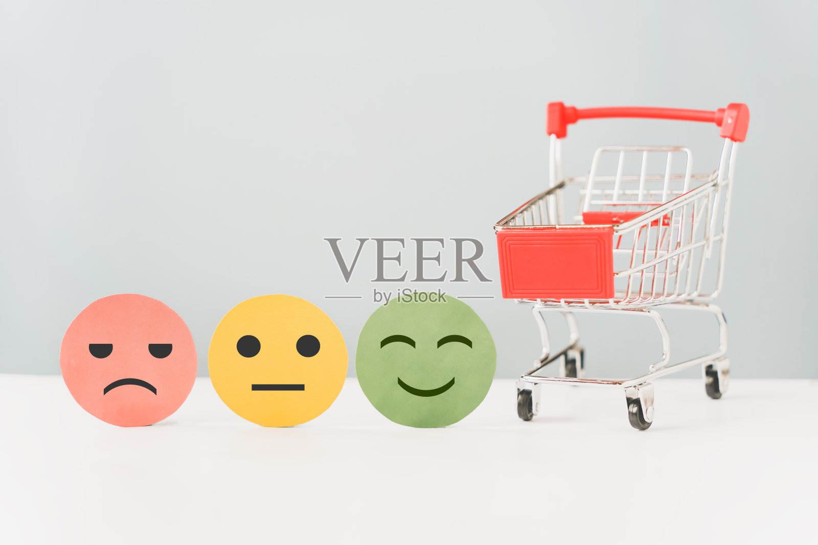 情感面圆剪纸和红色购物车积极思考,客户评论,体验,满意度调查,反馈概念照片摄影图片