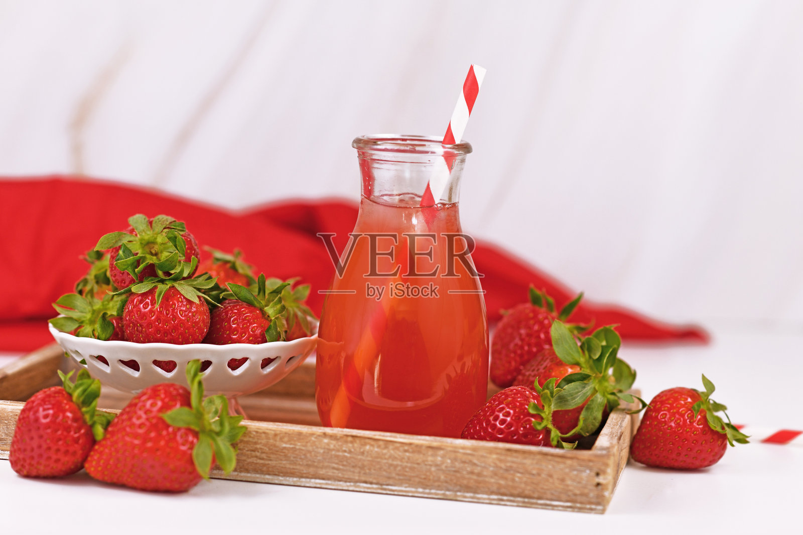 装草莓果柠檬水,周围有浆果照片摄影图片