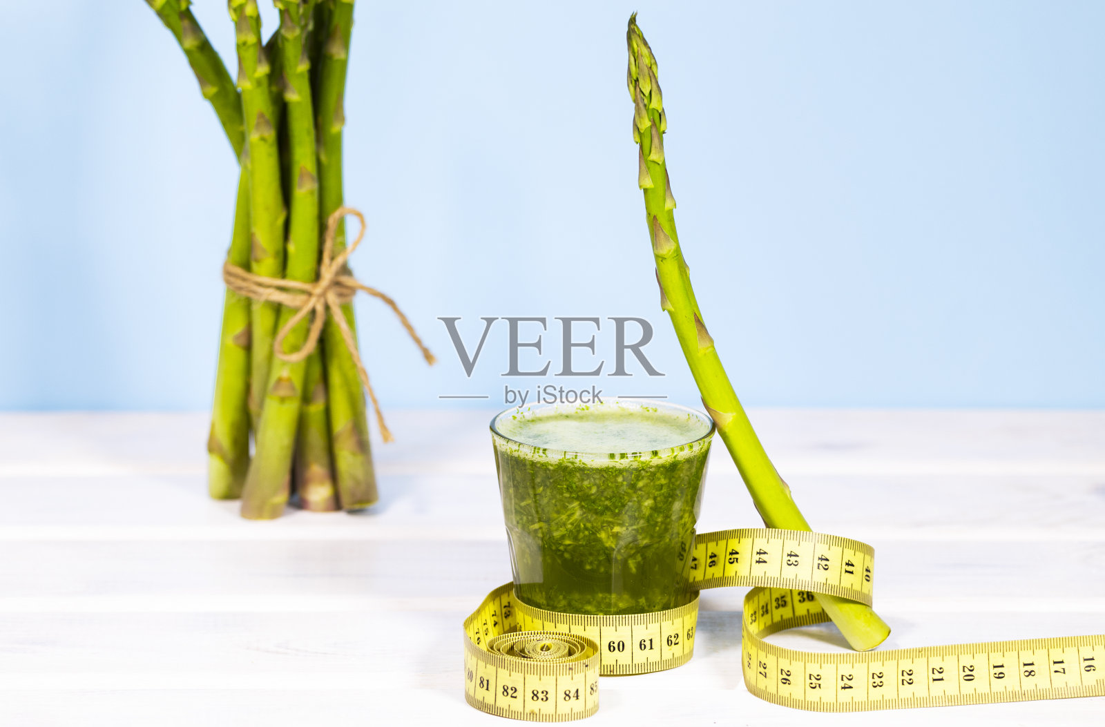 新鲜绿色蔬菜和水果奶昔的配料。平衡浮动的食物。健康的碱性食物。平衡。副本的空间。素食主义。卷尺照片摄影图片