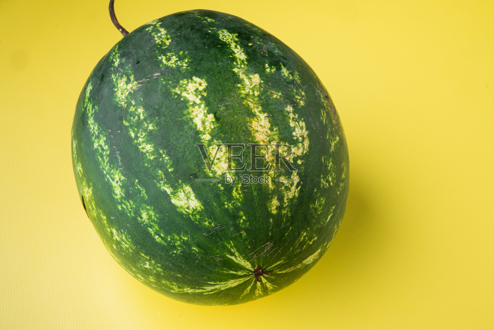 西瓜果浆果,在黄色纹理的夏季背景照片摄影图片