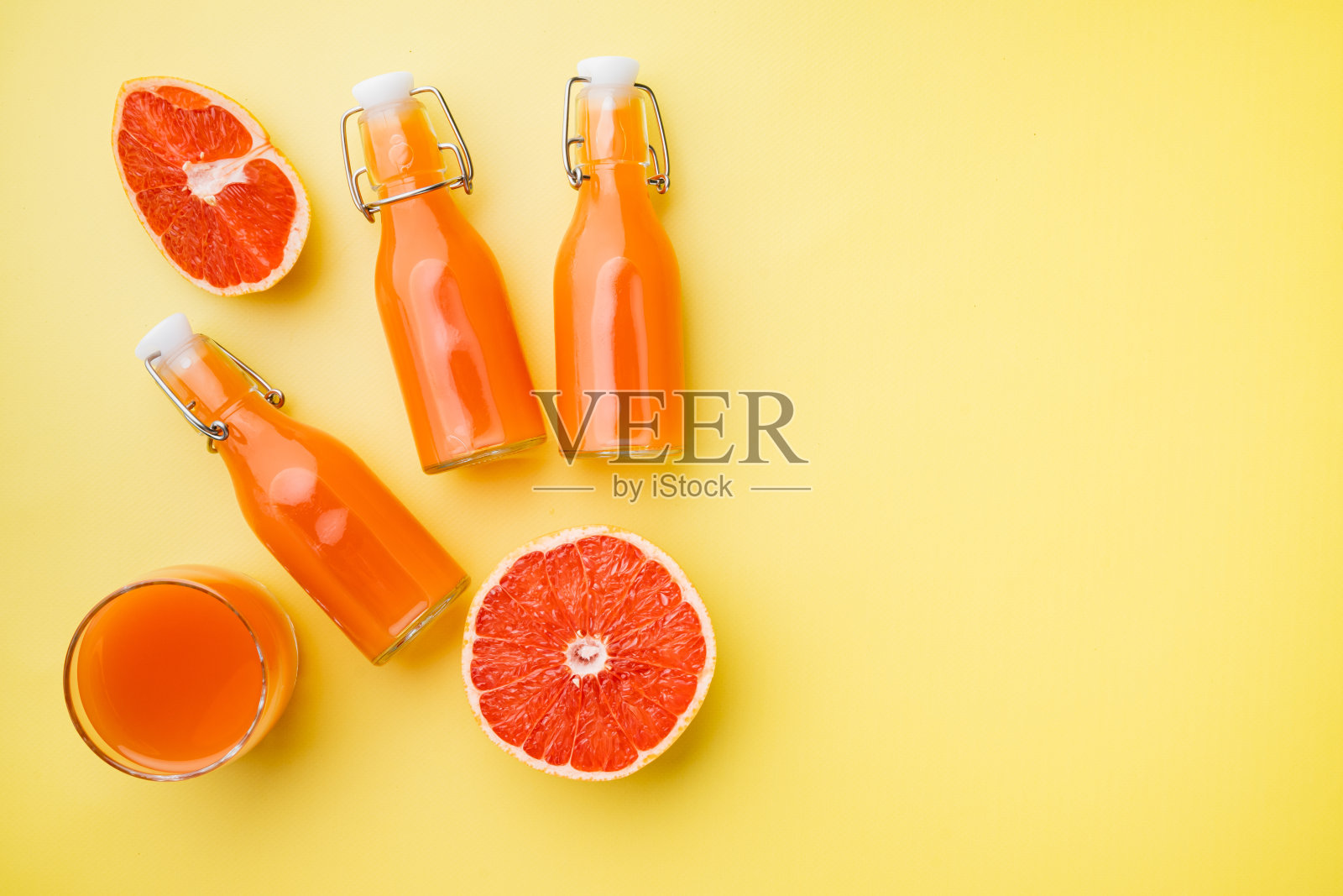 葡萄柚汁,黄色纹理的夏季背景,俯视图平铺,与文本复制空间照片摄影图片