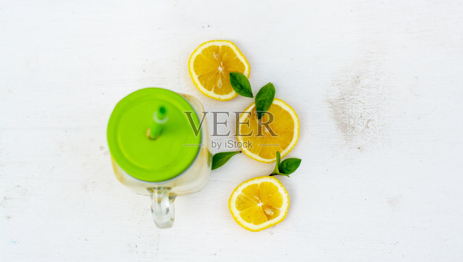 柠檬水加冰,用时髦的玻璃杯加吸管照片摄影图片