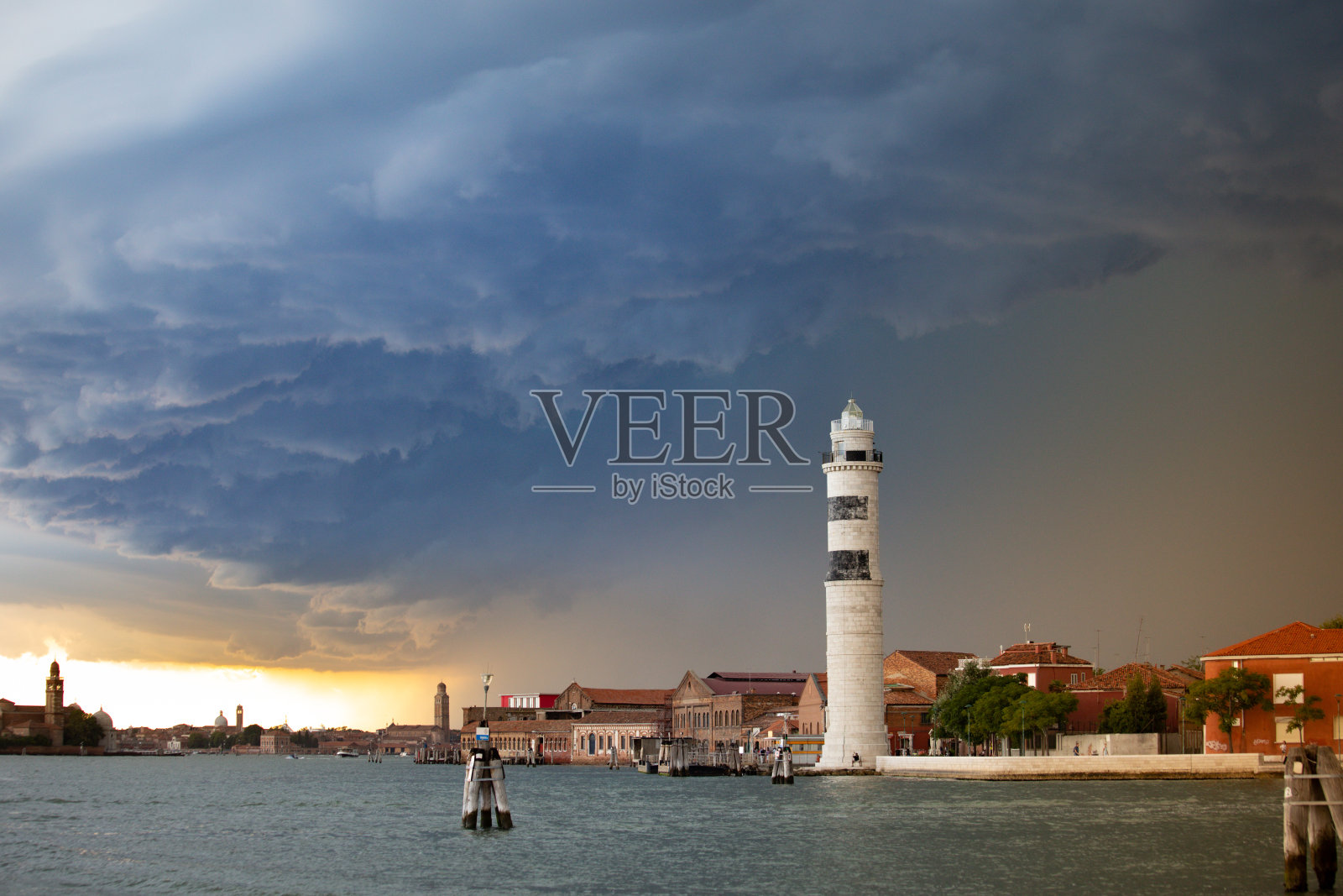 风暴中的慕拉诺灯塔照片摄影图片