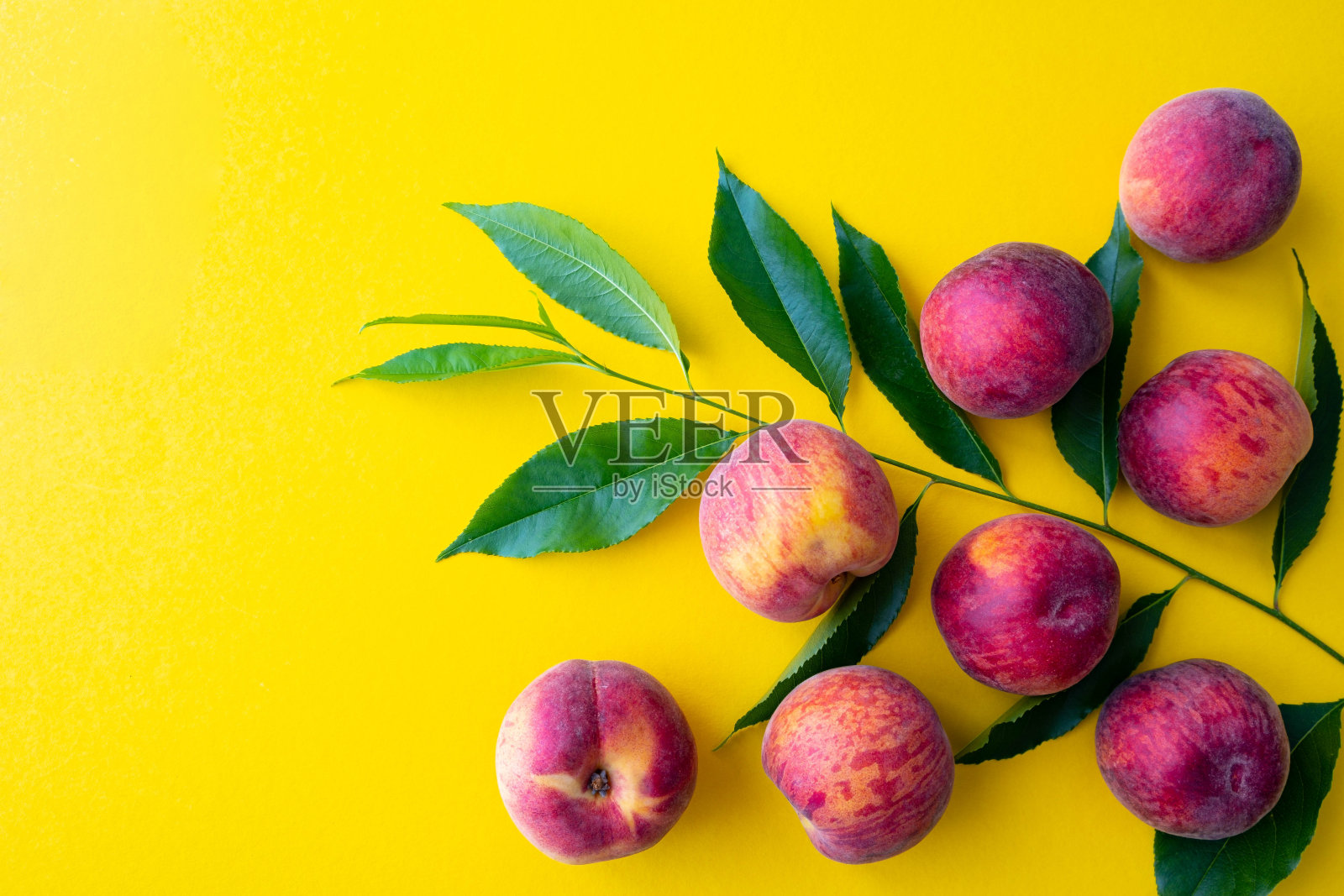 熟透和开胃的桃子在黄色的背景,特写照片摄影图片