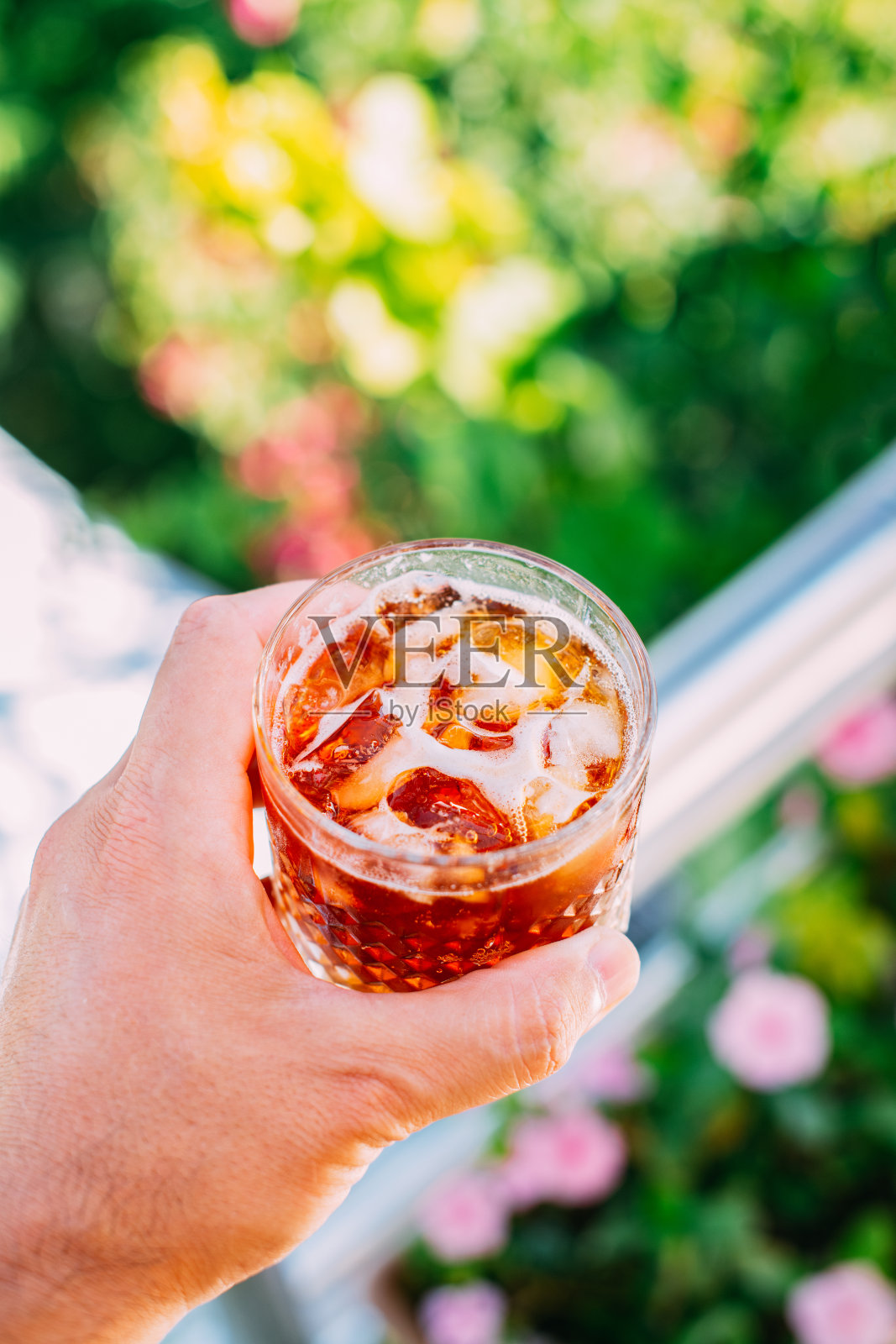 清凉夏日特浓汤力照片摄影图片