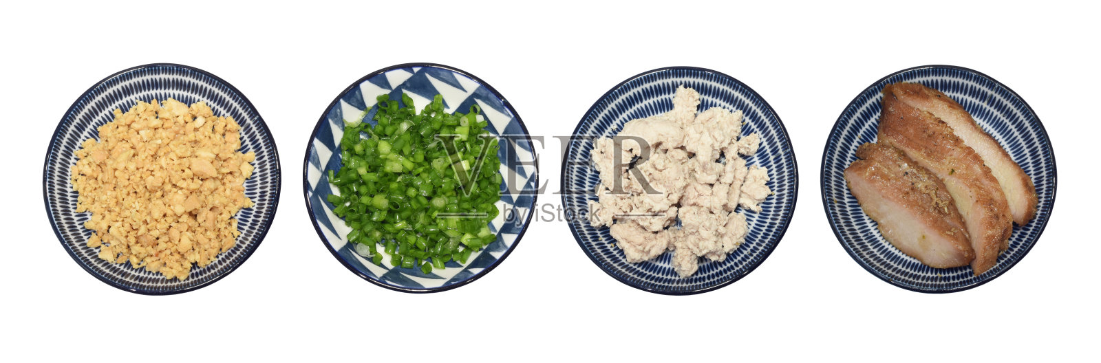 碎花生,葱片,水煮猪肉和泰式烤猪肉片在白和蓝的圆形陶瓷盘子照片摄影图片