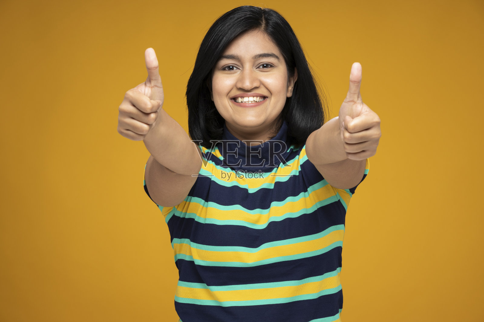 年轻妇女的肖像在短头发站孤立的黄色背景:股票照片照片摄影图片