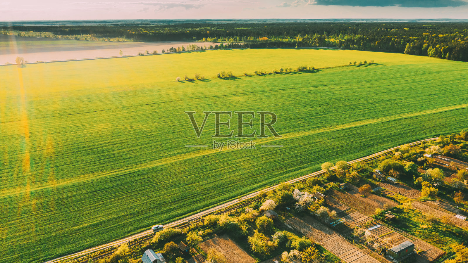 乡村乡村景观与小村庄,花园和绿地在春天夏天的一天。高架视图照片摄影图片