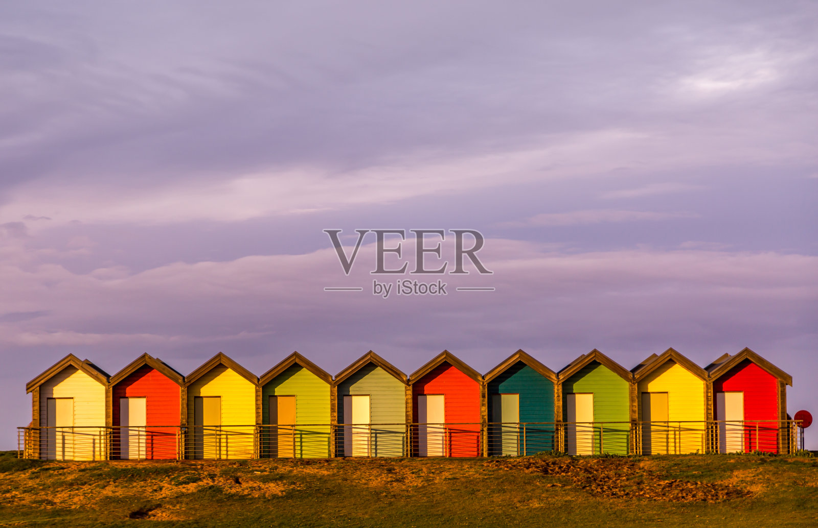 在诺森伯兰郡,可以俯瞰布莱斯海滩和美丽的日落照片摄影图片