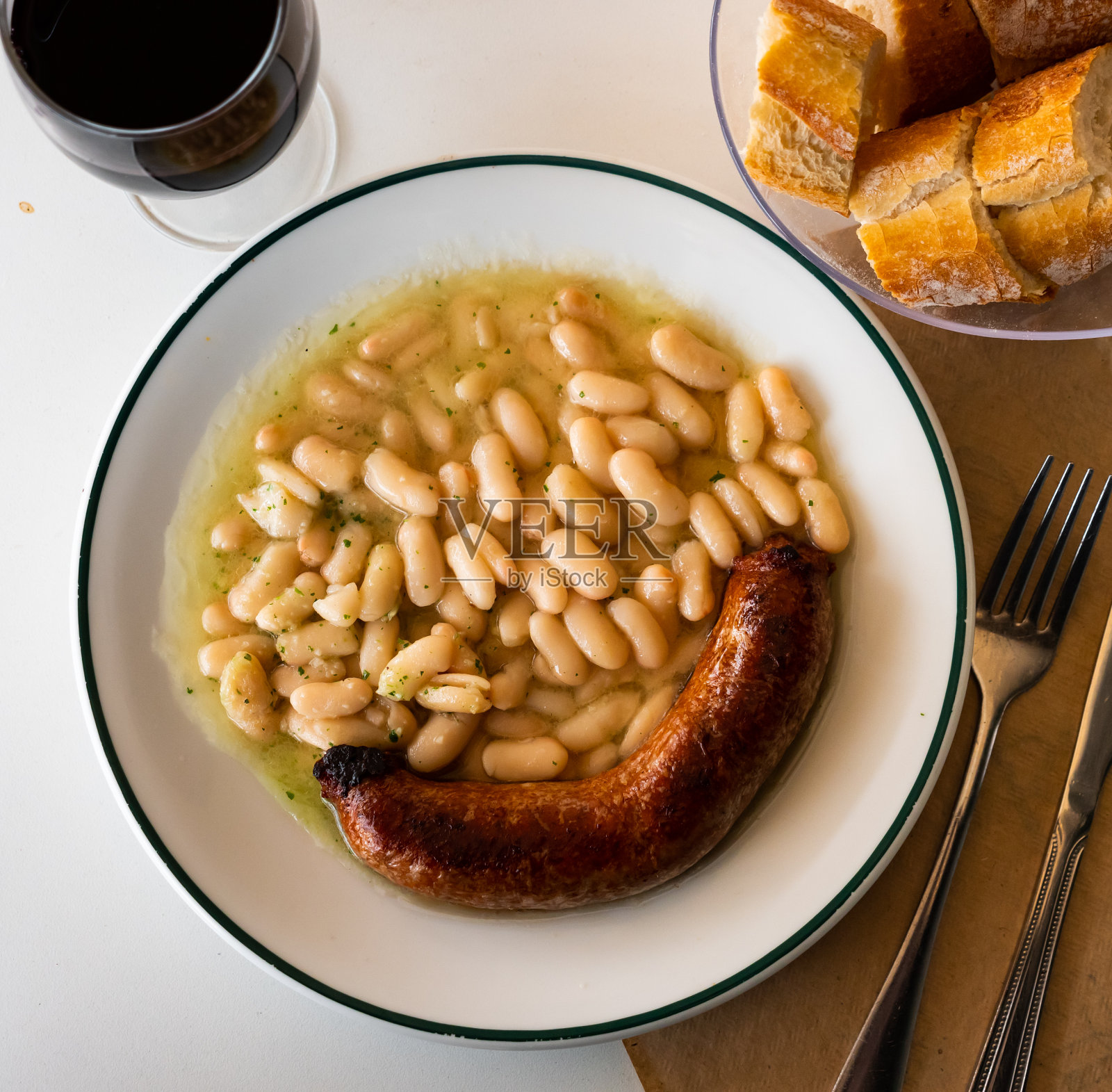 西班牙猪肉香肠和白豆照片摄影图片