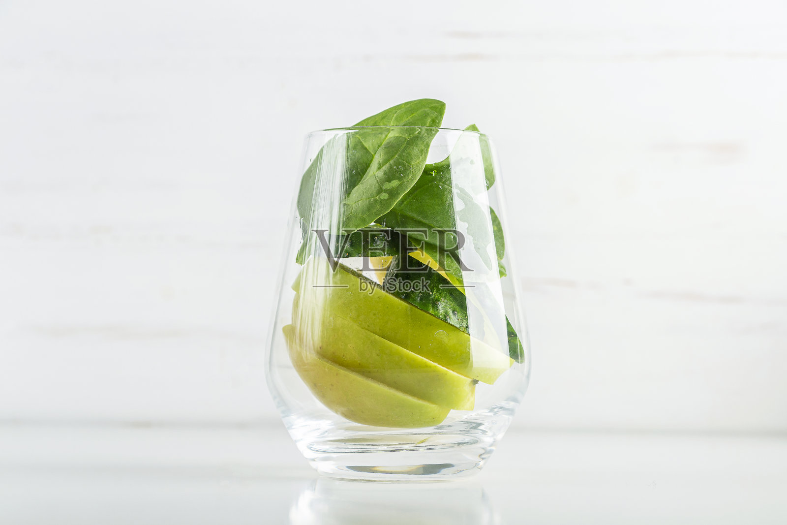 一杯是绿色奶昔,一杯是菠菜,苹果,黄瓜。家乡菜。素食健康排毒饮食,饮食和减肥饮料。照片摄影图片