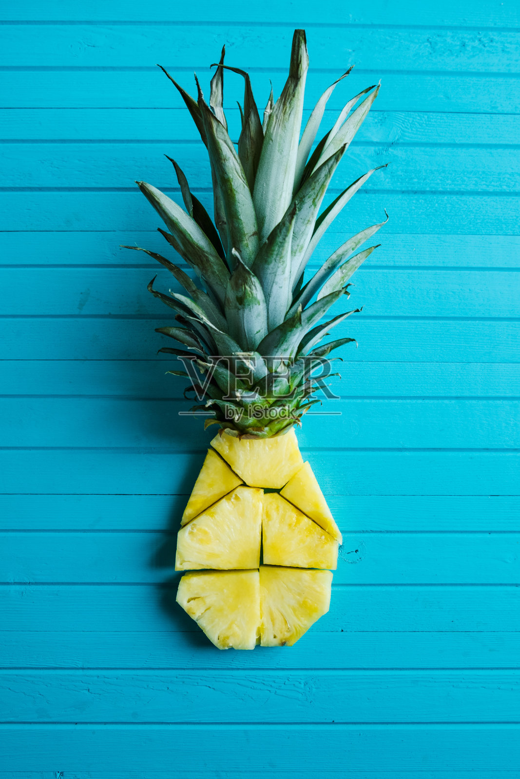 应用菠萝垂直切板,俯视图,夏季概念照片摄影图片