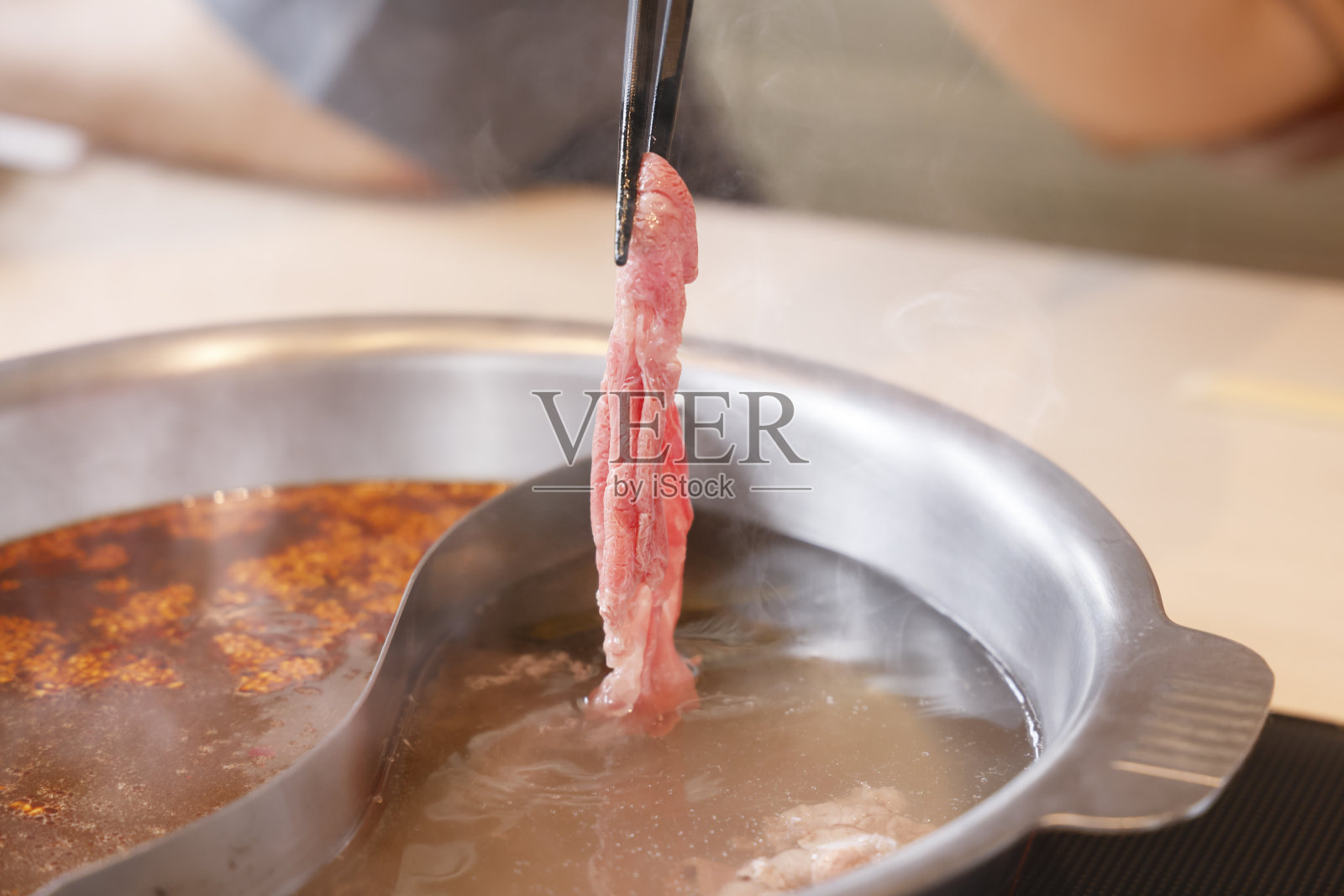 用铁锅煮的美味的肉照片摄影图片