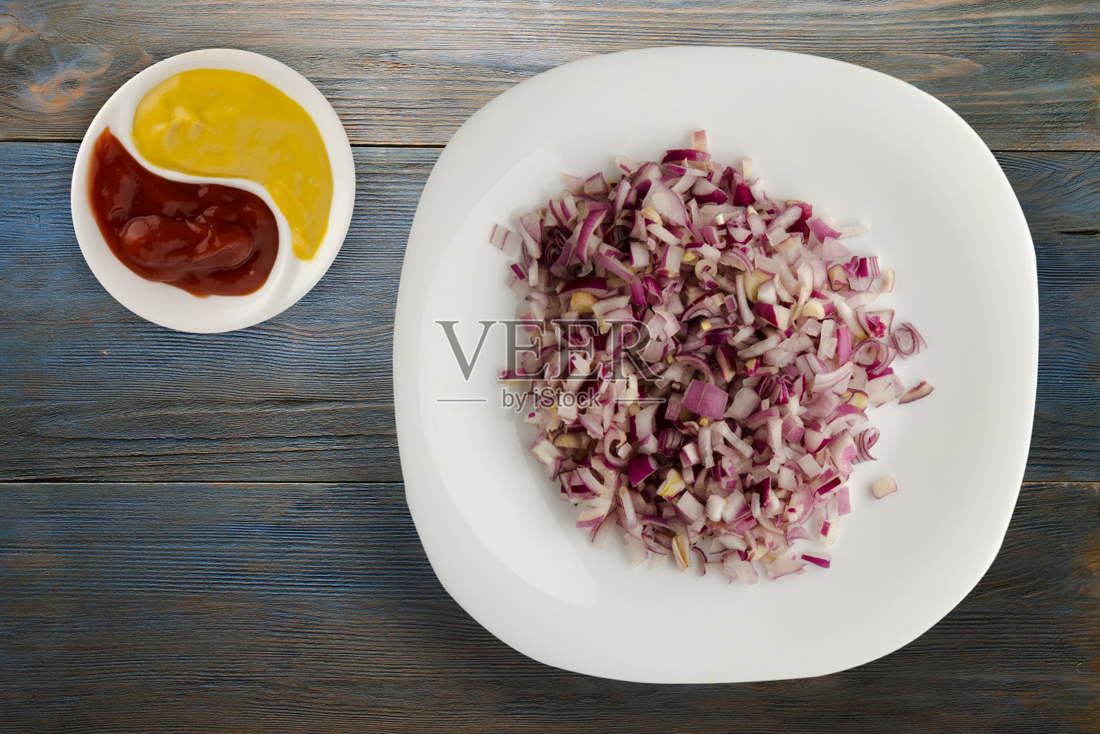 木背景上的红洋葱照片摄影图片