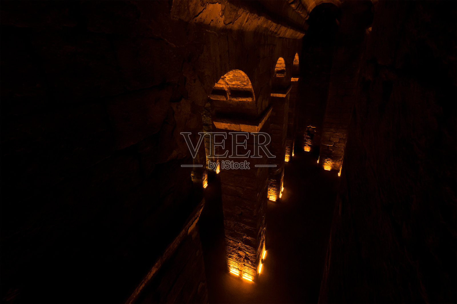 地下水箱(也叫达拉地牢)在达拉外的马尔丁。达拉zindan(地牢)。照片摄影图片