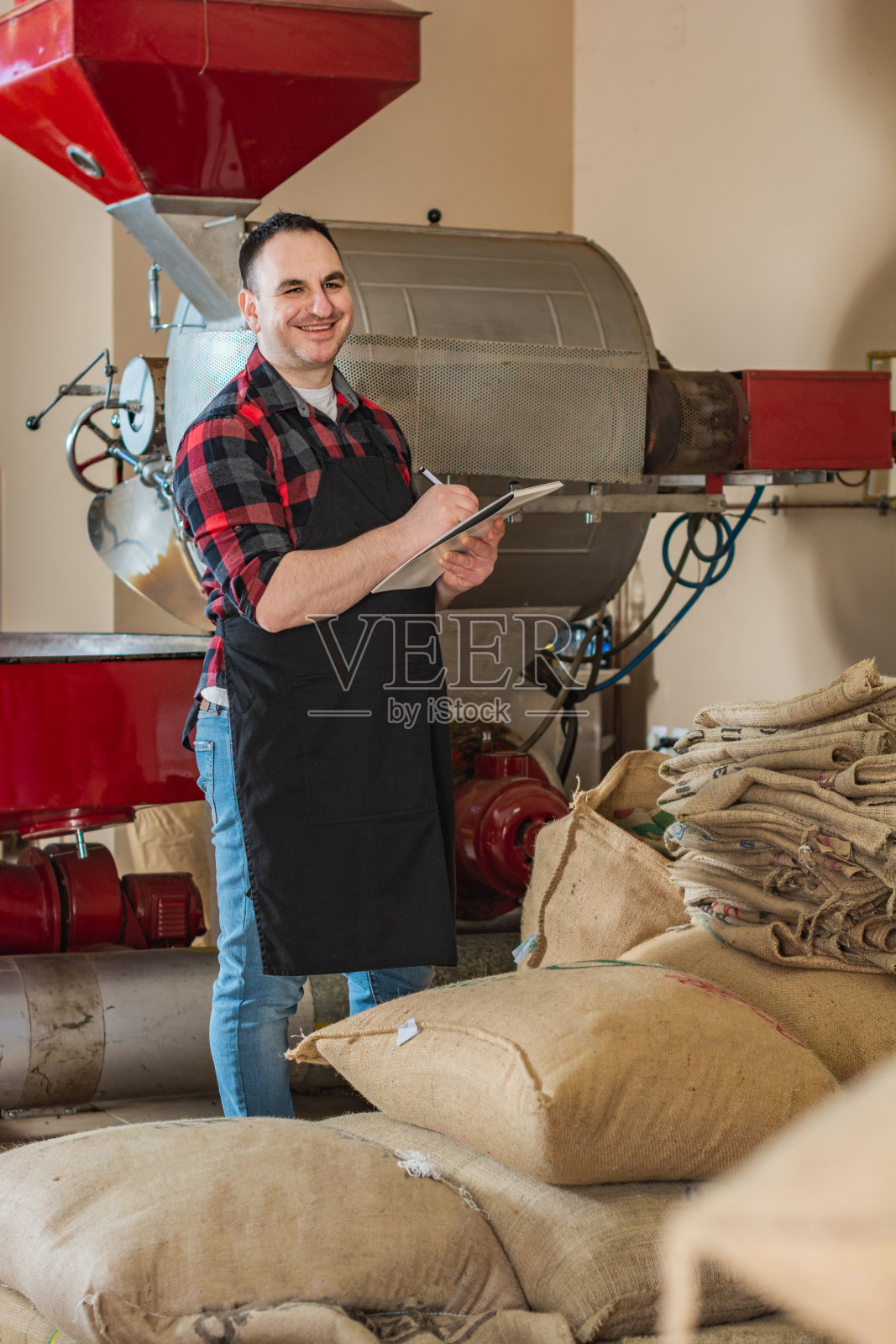 工人在咖啡烘焙小工厂工作照片摄影图片