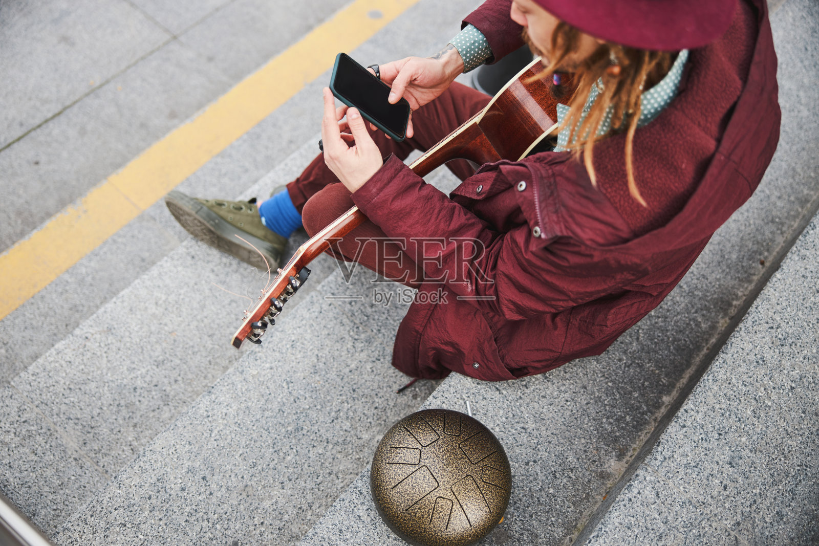 低角度的照片,男人盯着他的电话照片摄影图片