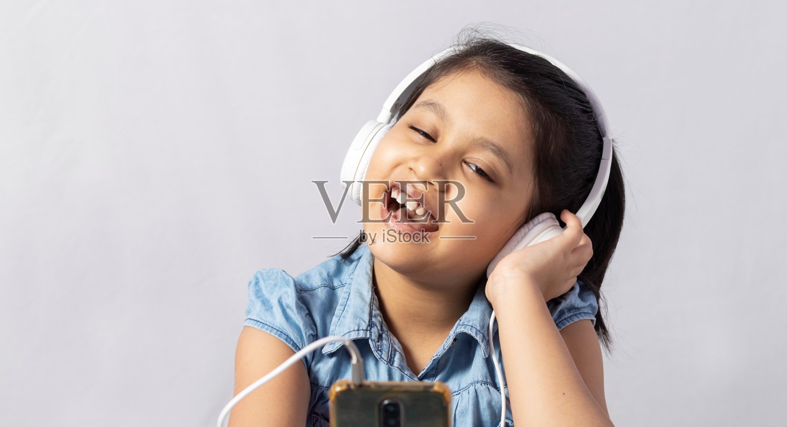 听音乐的孩子照片摄影图片