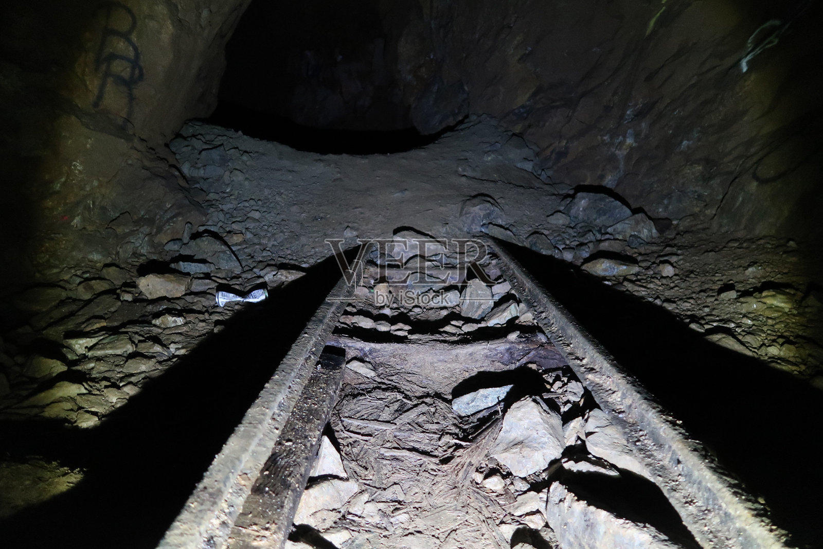 废弃矿井里的旧铁轨照片摄影图片