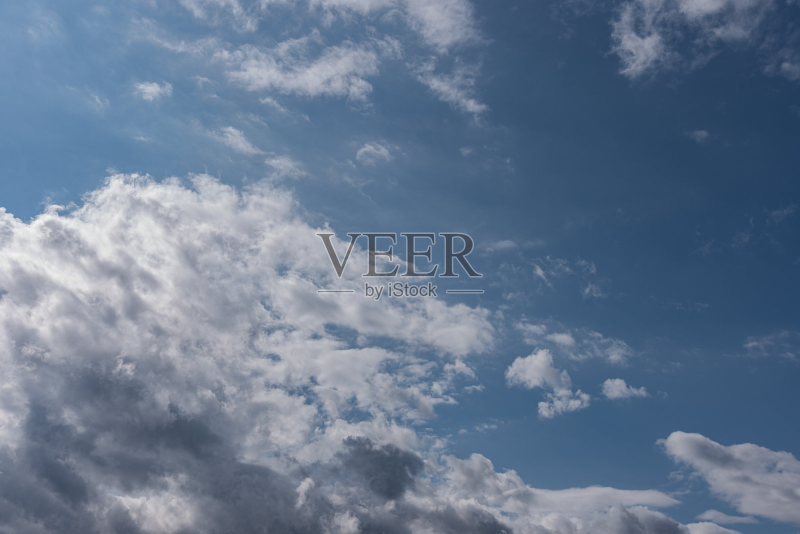 天上有云。照片摄影图片