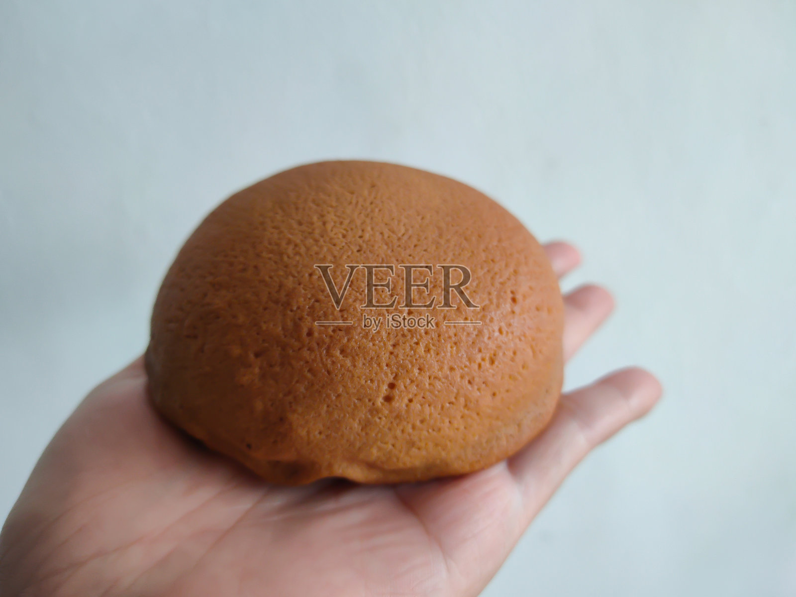 手里拿着咖啡面包照片摄影图片