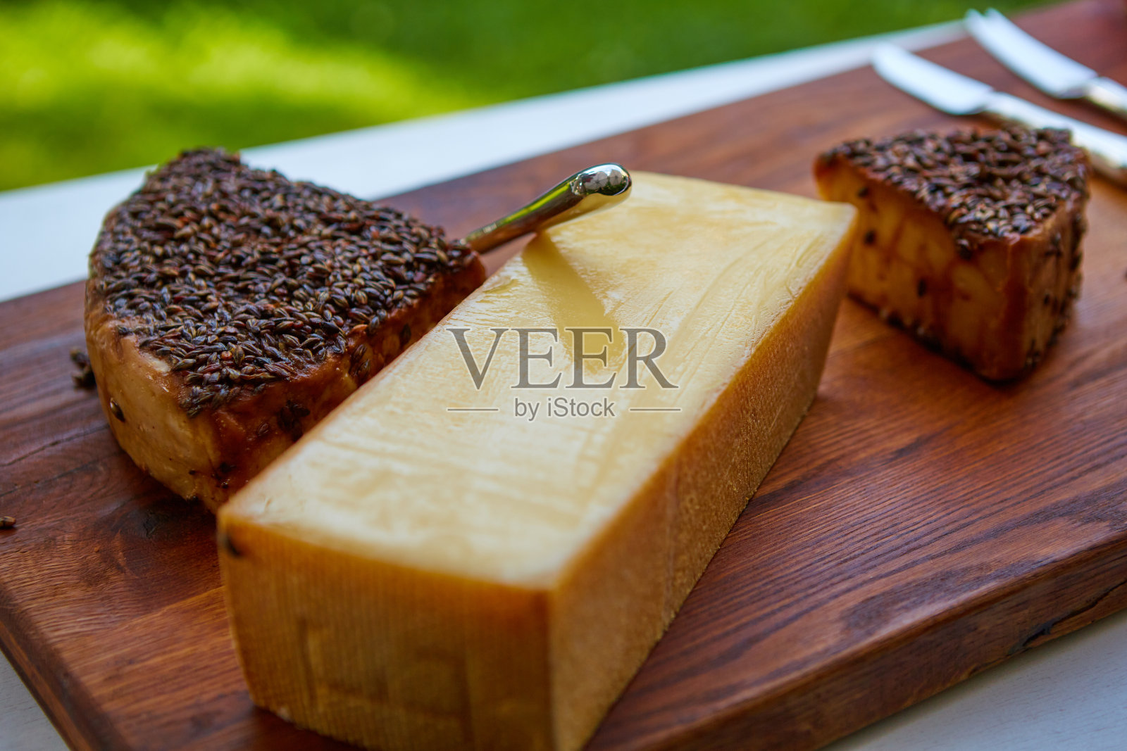 奶酪派对桌,质朴的木板上完美的节日开胃菜照片摄影图片